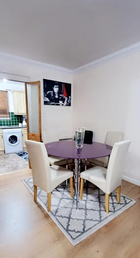דאגנהאם 2 Bedroom Apartment - Greater London
