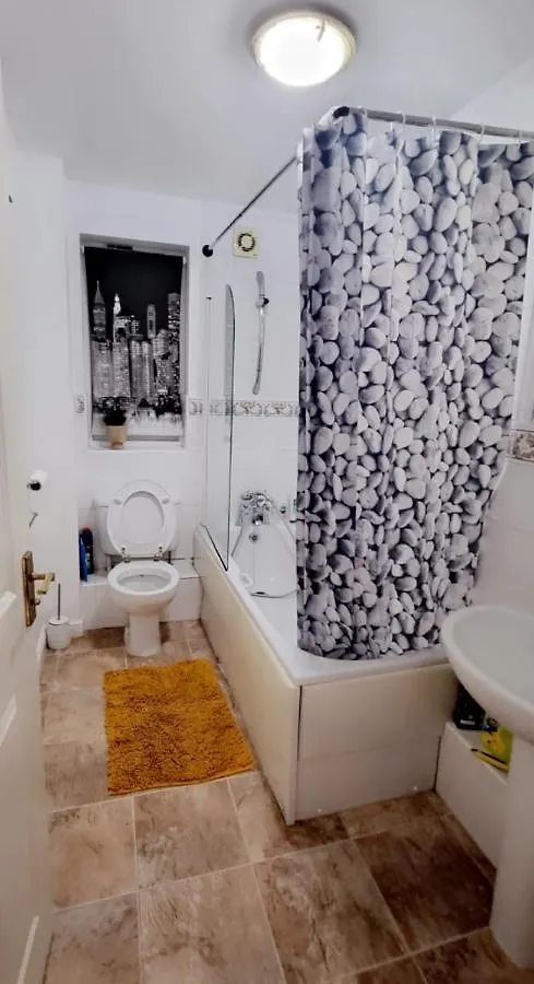 דאגנהאם 2 Bedroom Apartment - Greater London בריטניה